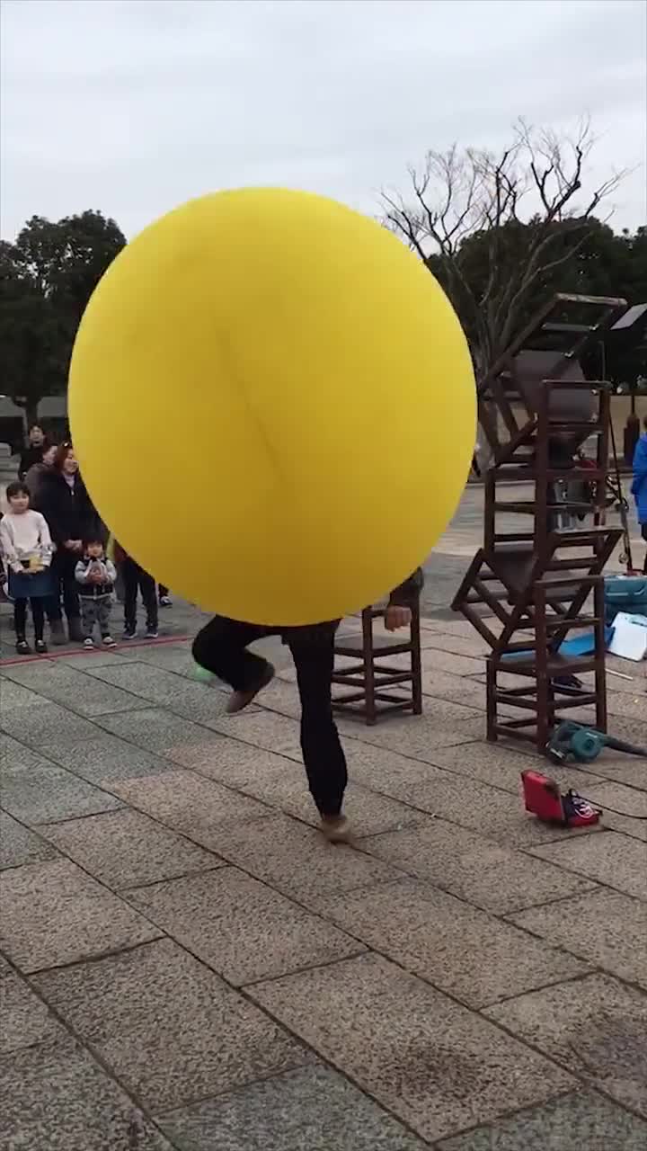 日本牛人表演头套气球,这操作一般人学不来,难道不怕窒息吗