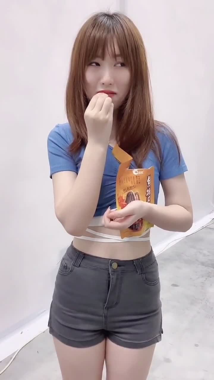 小姐姐你肚子上是什么呀?