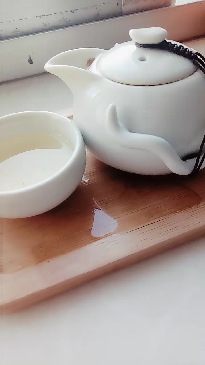 红泥小火炉,淡青沏茶壶.煮沸一壶水,.