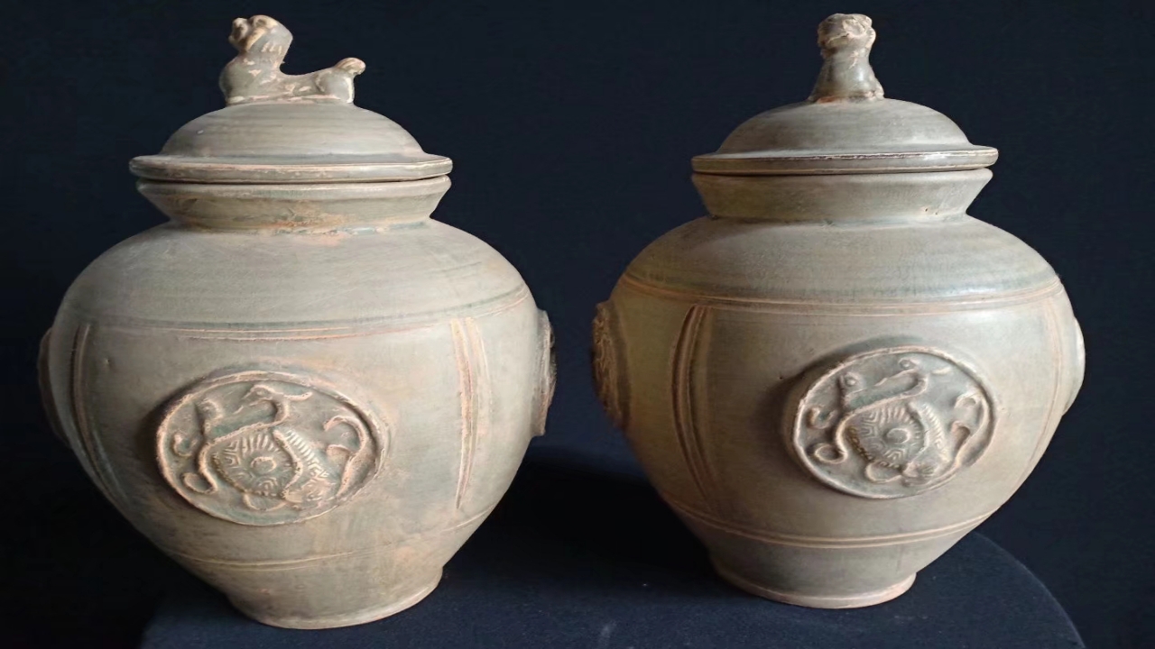 将军罐一对:宋朝,越窑,青瓷.高32厘米,直径17厘米