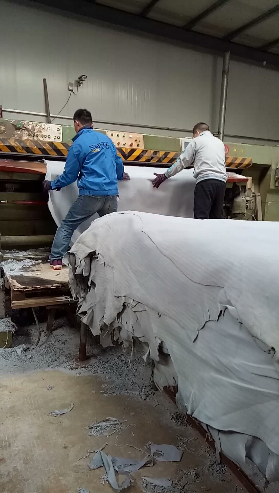 牛皮革生产过程,削匀找平,快不快