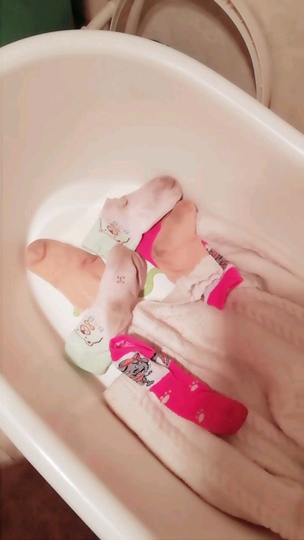 孩子的脏袜子脏衣服,开始泡