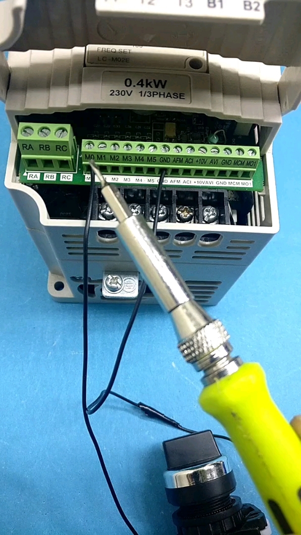 变频器外接端子启动接线方法