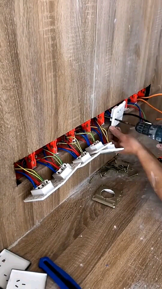 电工装插座这速度挺快的