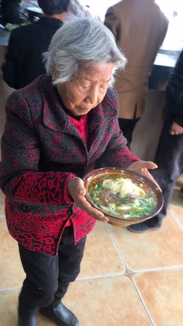 老人吃面加量不加价!