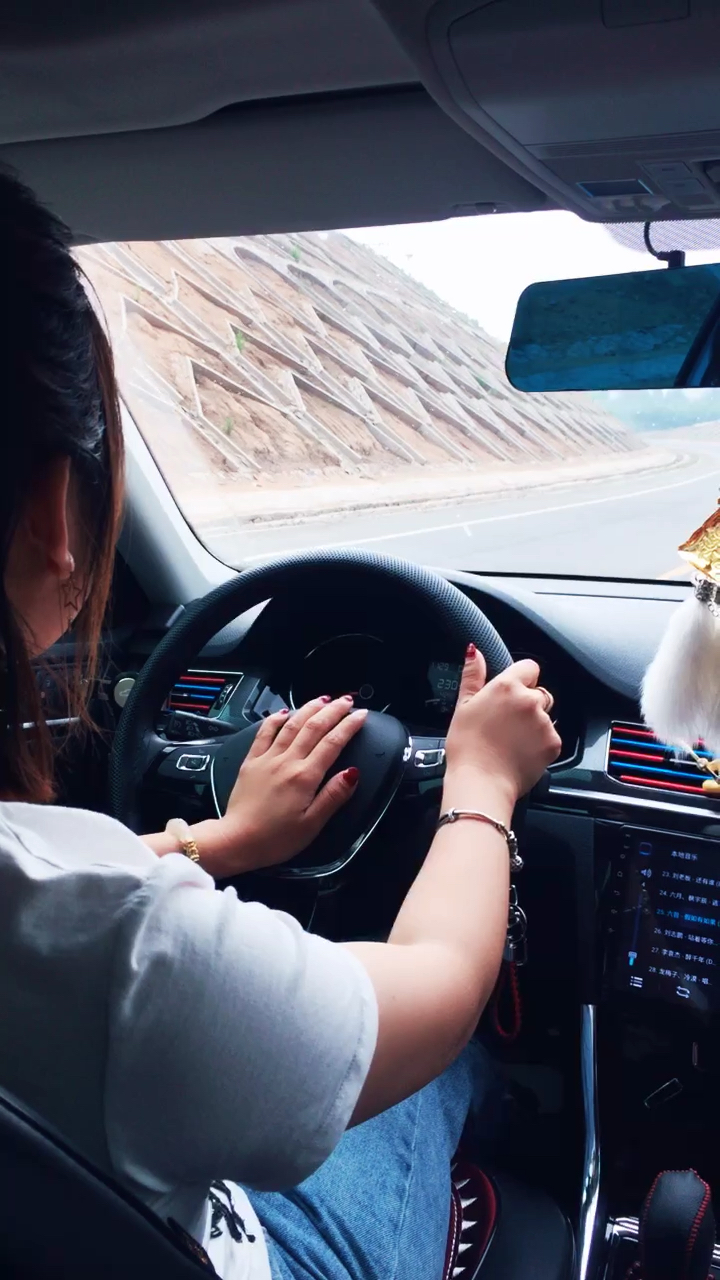 老婆给女老板开车说她偷油卖老婆气不过辞职了,今天说赞够888出去找工