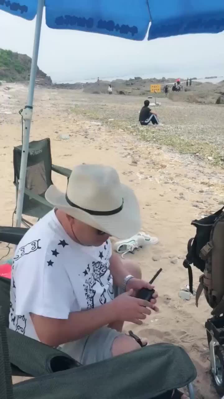 四平青年:男子拿着对讲机看拍戏镜头,阿厦一句话男子尴尬了