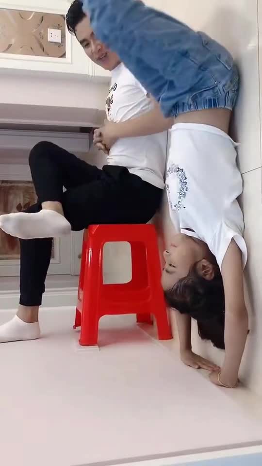 没事在家练习倒立,功夫不错吧