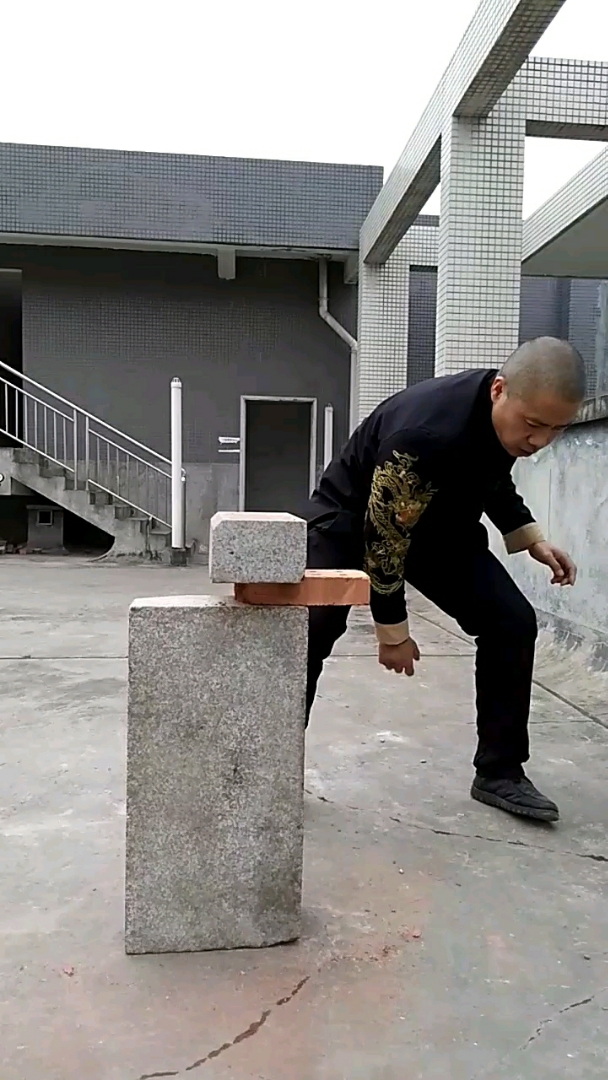 全民独门绝技咖#铁砂掌之切掌悬空