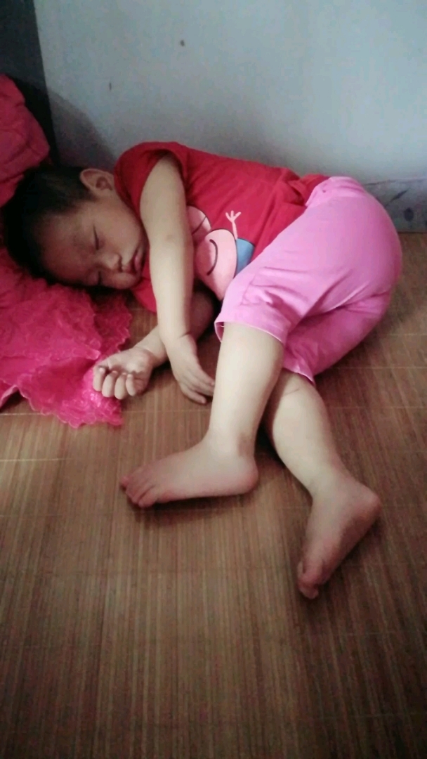 熊孩子的奇葩睡姿