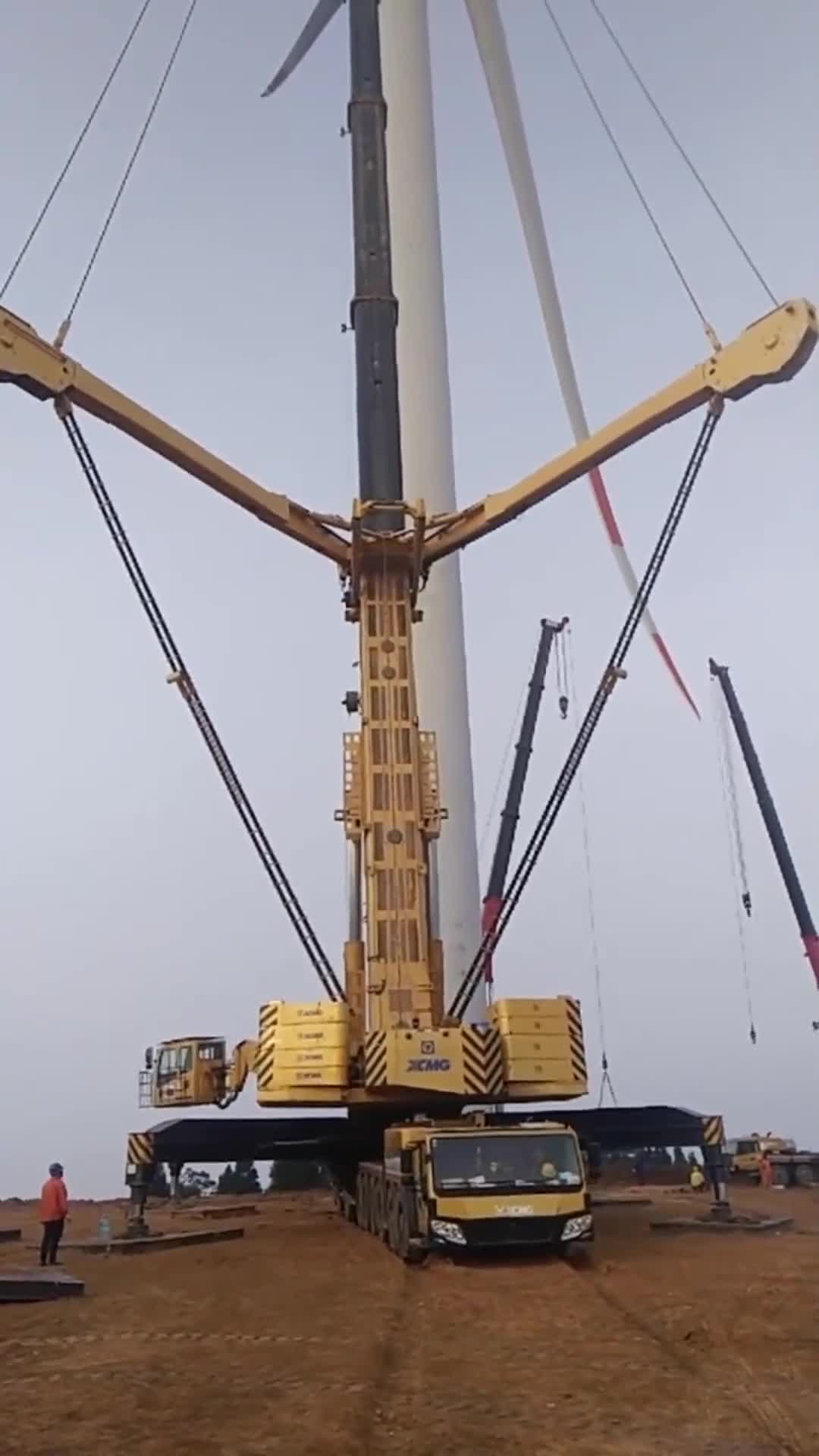 活了27年第一次见1200吨的吊车,机械师们太牛了!