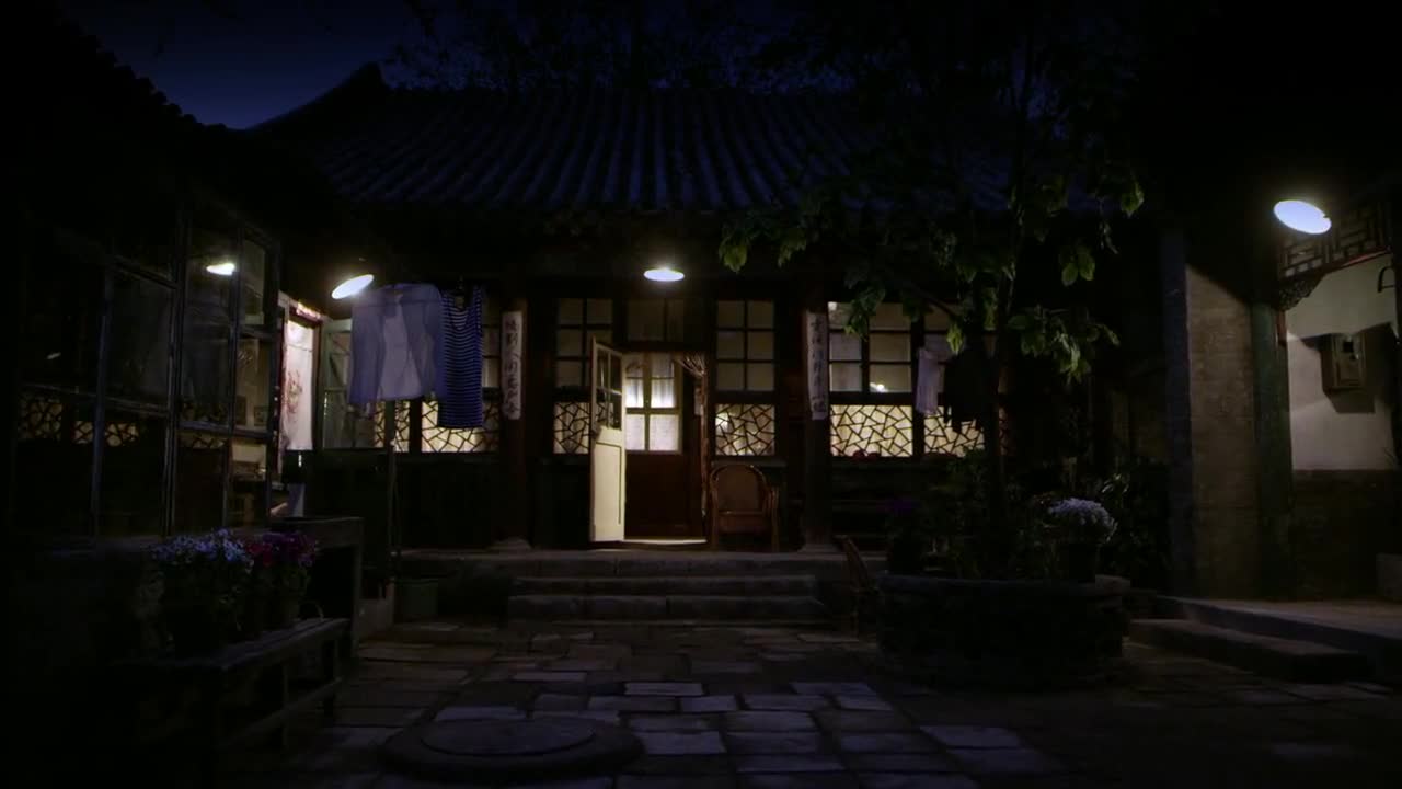 平凡岁月:洞房花烛夜,朵朵却趁丈夫洗澡,找到了一把凶器