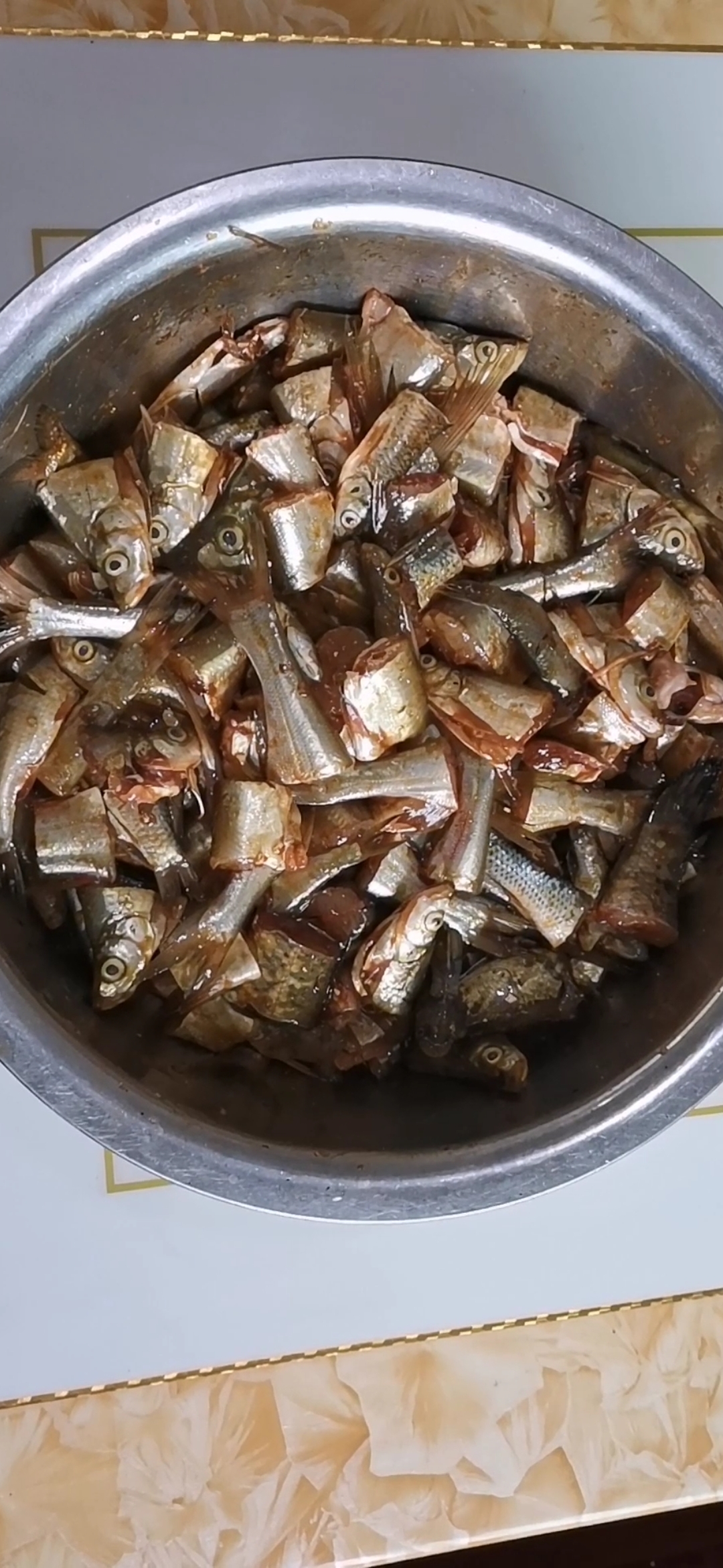 油煎腊鱼,先油煎,然后在晒干,你们那的腊鱼是怎么做的,欢迎评论交流.