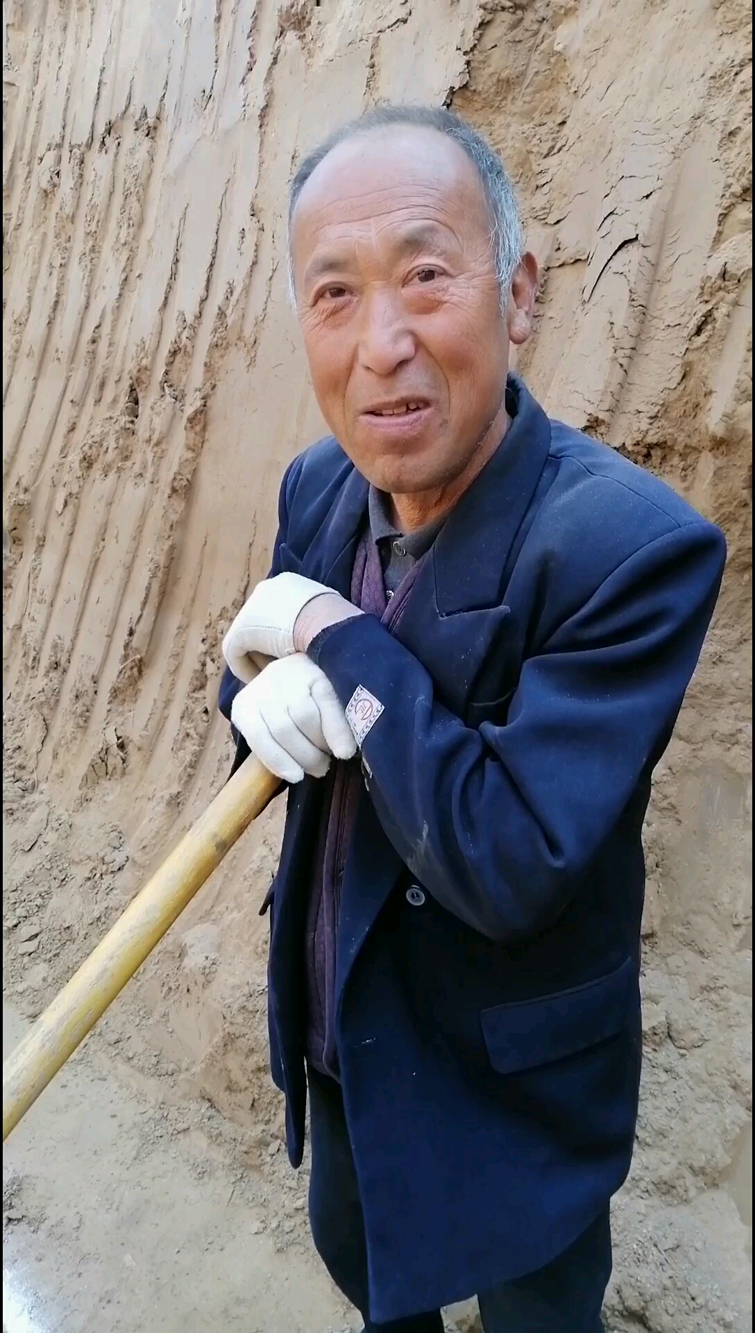 白发苍苍的农民父亲一天100你们说多吗