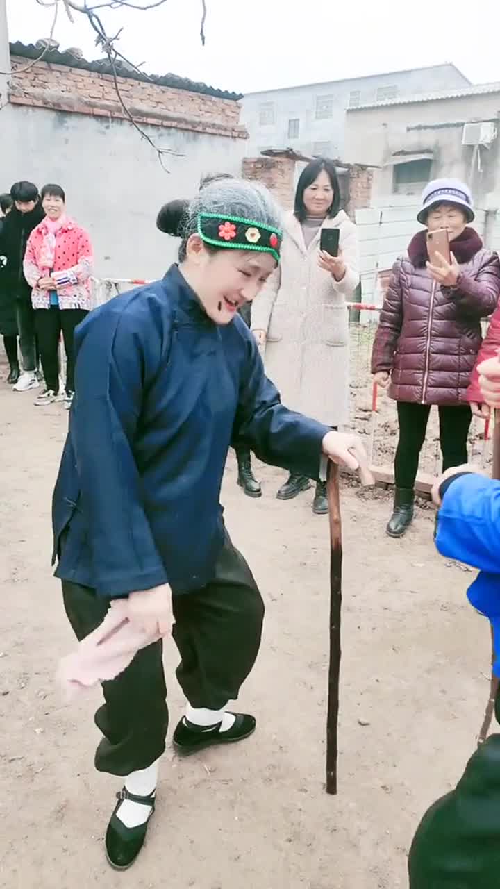 搞笑#模仿老太太大姑娘美大姑娘浪老太太一出场看把村民笑的吧@傻不