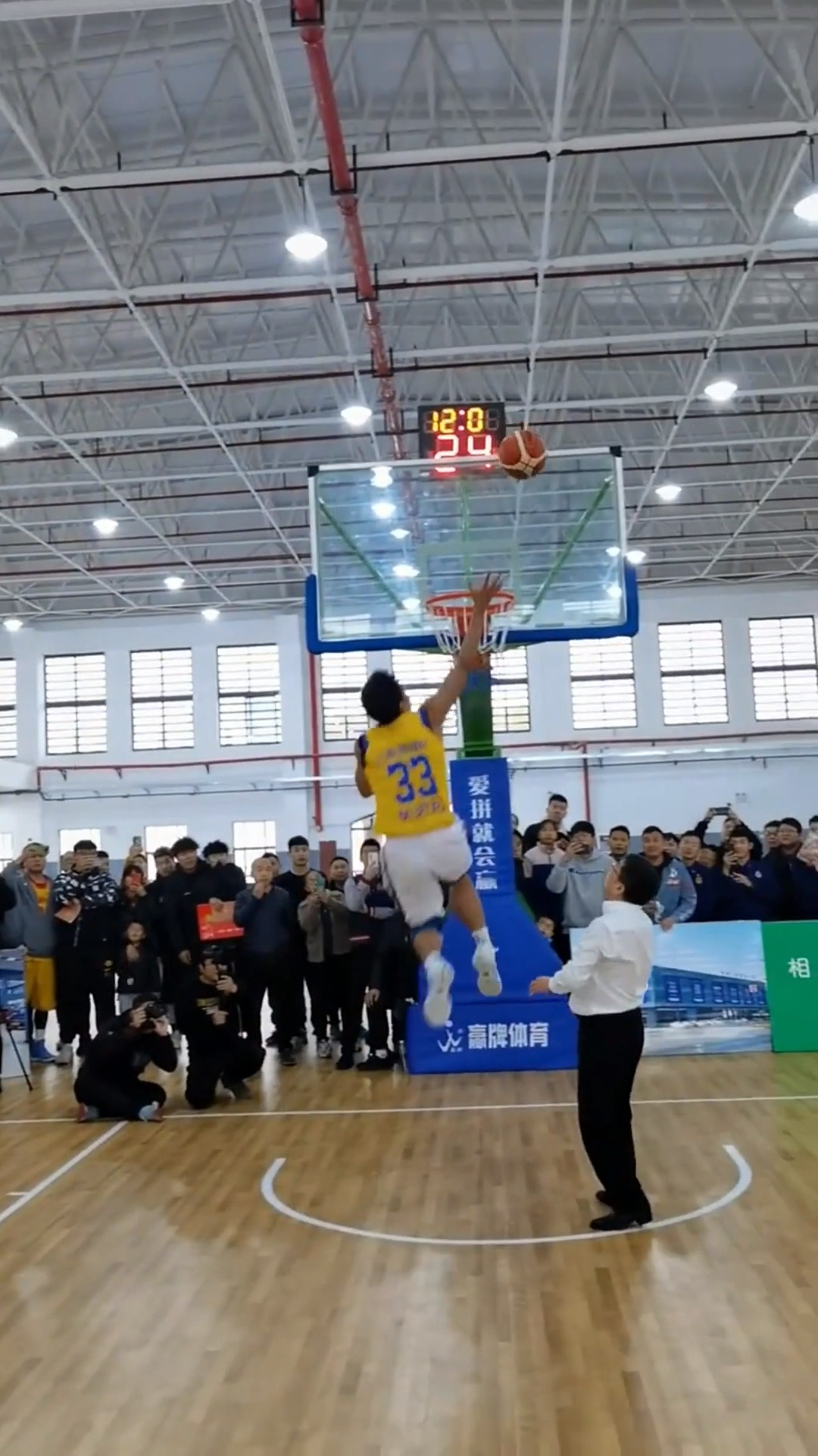 暴力单手平筐扣篮,这弹跳力实在太高了,足足看了三遍