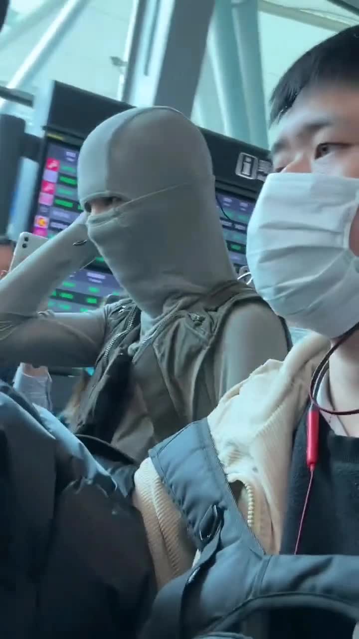 这是哪个明星啊,捂得这么严实