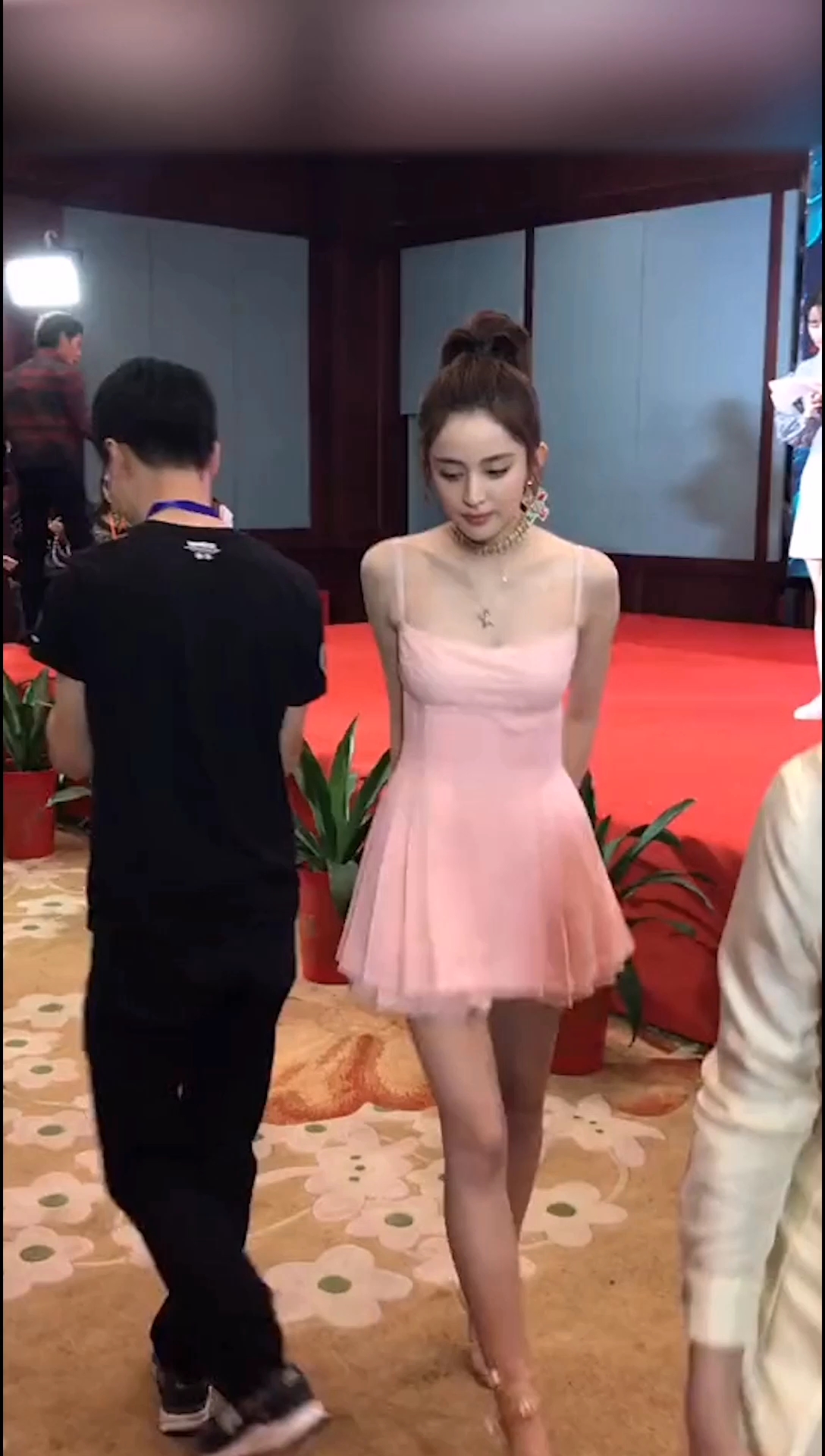 古力娜扎吊带粉裙出镜仙气十足,半露香肩身材比例超完美