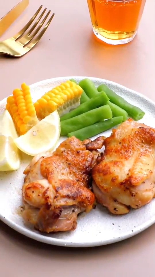 技巧满分难度为0的香煎鸡腿肉表皮焦脆还有满满的肉汁根本吃不够