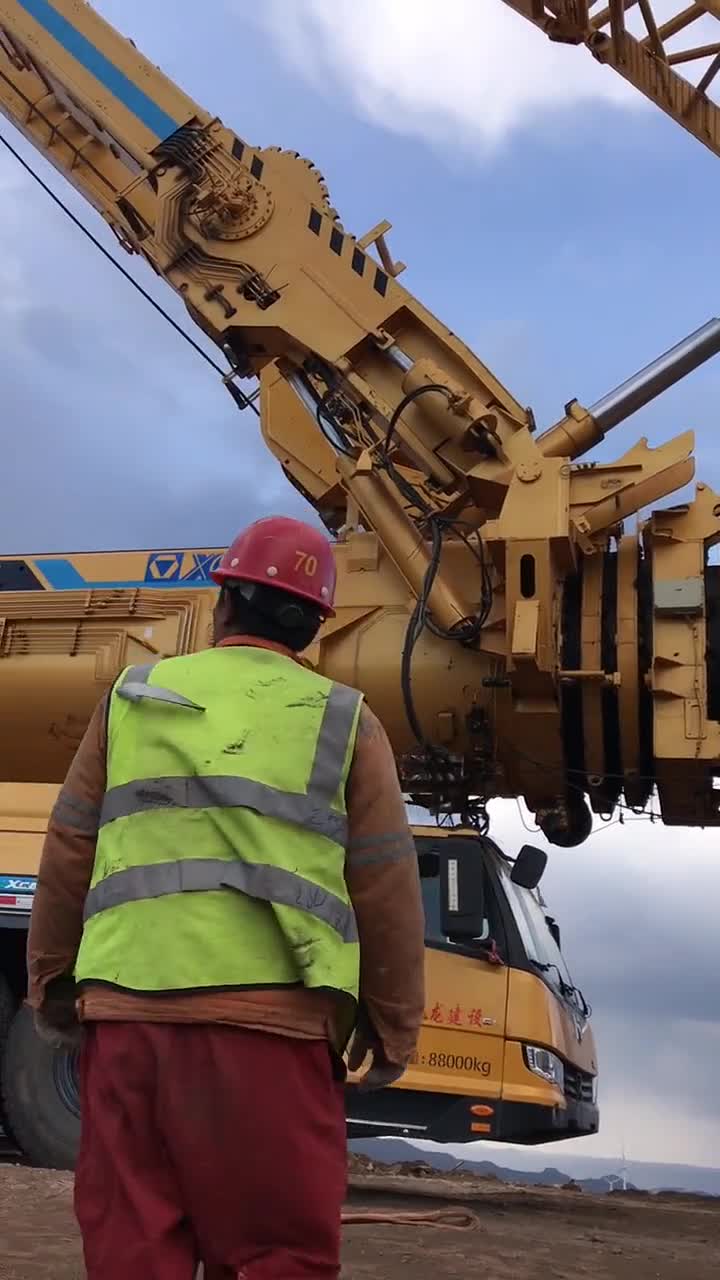 千万级别的大吊车组装完成