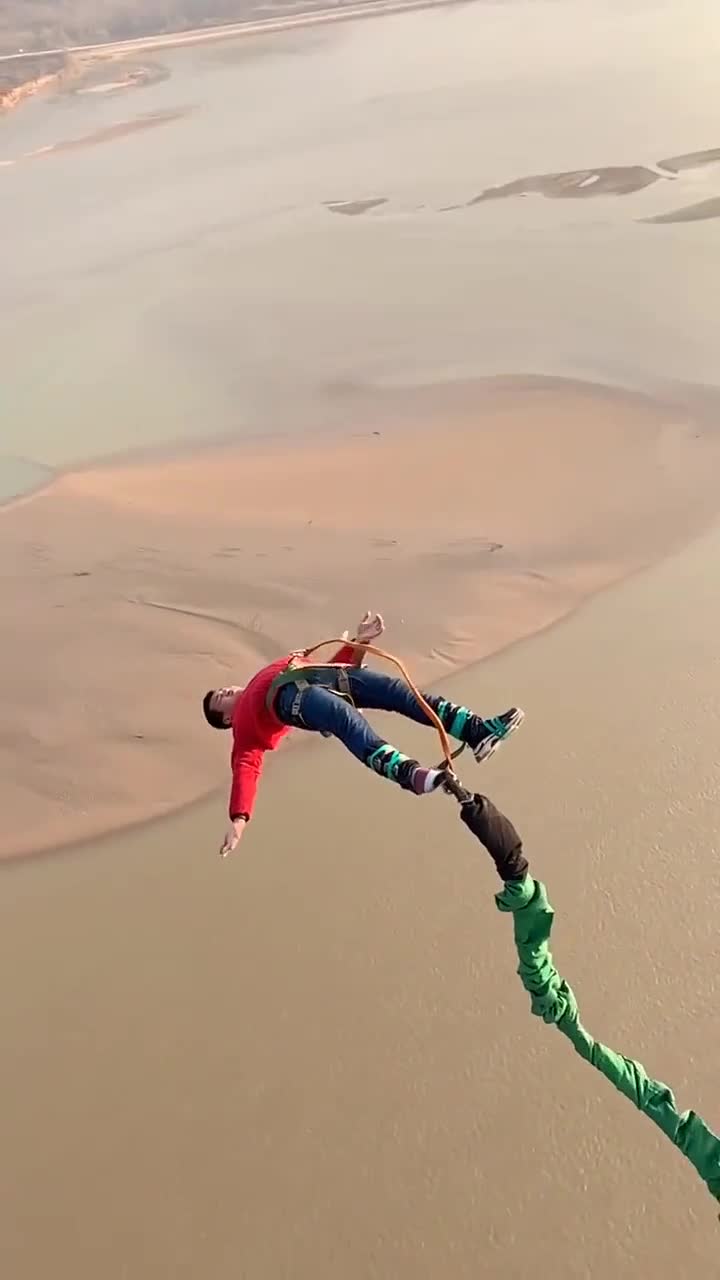 大哥挑战黄河上蹦极,这么高的地方,往下跳的时候这么轻松
