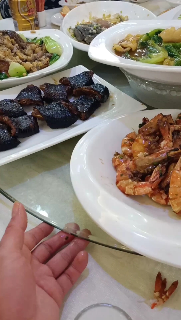 每次加餐都是晚上22点才得吃偷吃我早就吃饱了,来帮你们转桌子而已