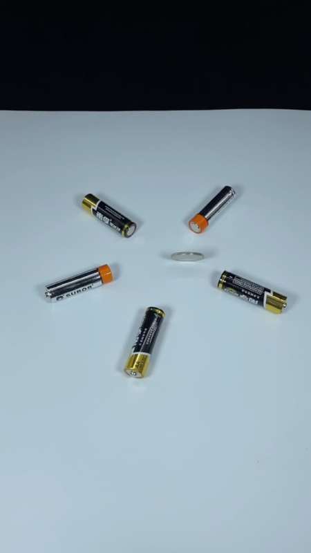 放进电池中间的硬币,竟然自己转了起来,这是什么原理?