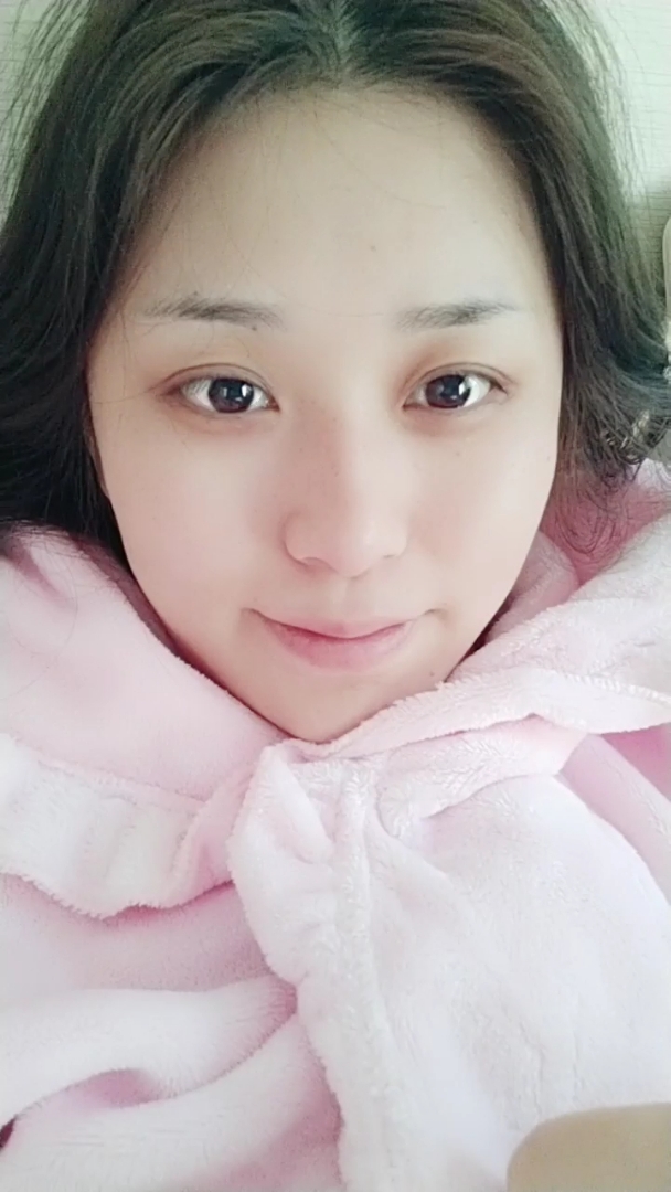 脸色好差   不过还是想开心一下