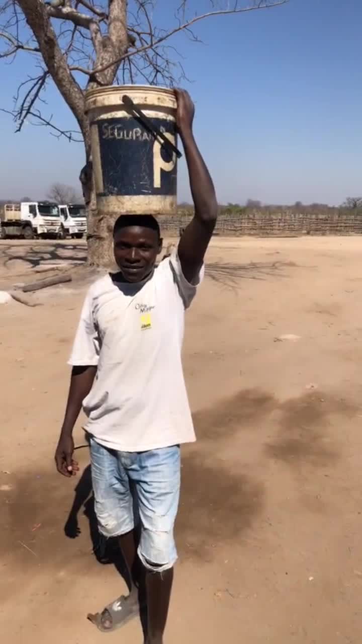 非洲人都喜欢用脑袋顶着水,食物,锅碗瓢盆,衣服等东西.