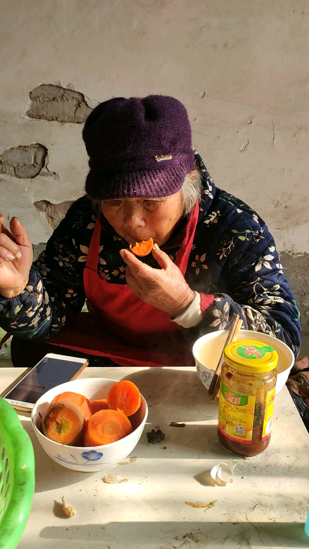 乡村生活#边吃饭边学刷视频的妈妈