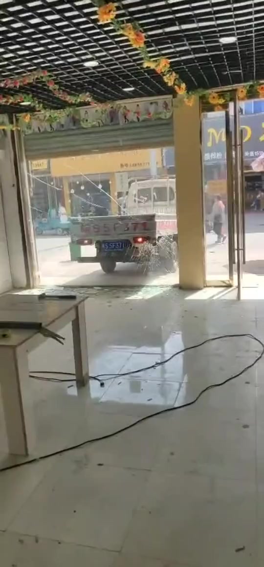 搞笑段子师傅太有才了竟想出这个点子来砸玻璃真省了不少钱呢