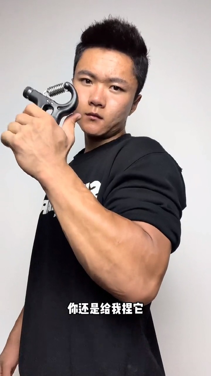 在家健身打卡##居家健身有新招 #握力器 #小臂 不管男的女的小臂有点