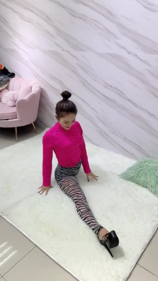 会绝活的姑娘就是自信,一字马动作太轻松了