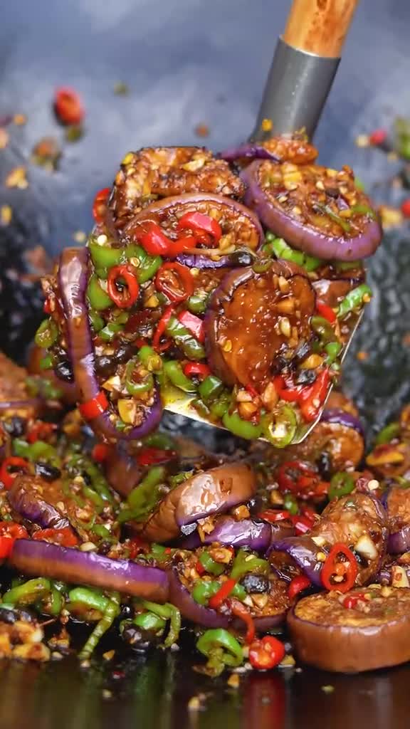 茄子焯水寡淡无味过油又太腻了,今天教大家做一个干烧茄子,鲜香爽滑又