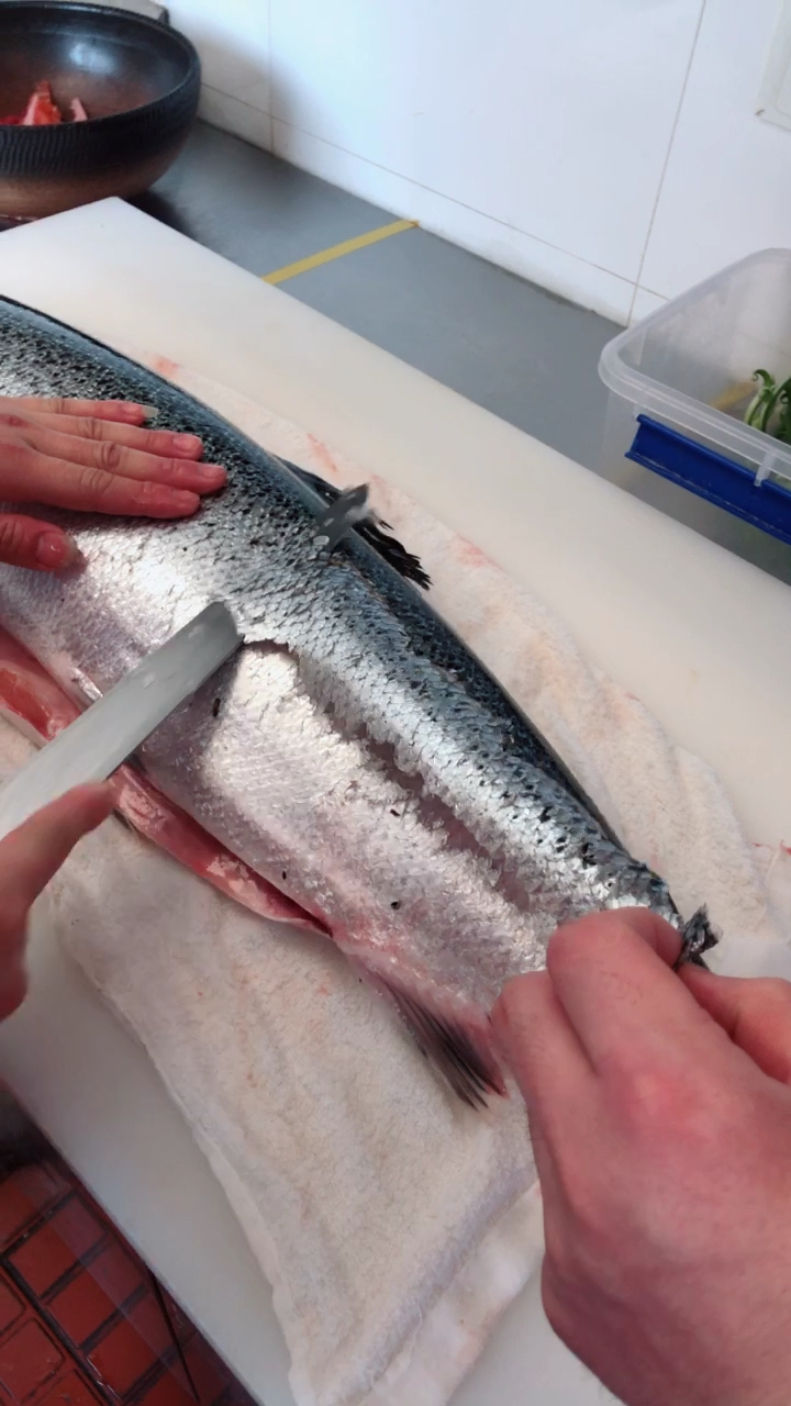 去鳞,三文鱼