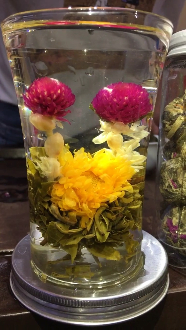 双龙戏珠花茶的组成成分:由金盏花,茉莉花,千日红,绿茶组成.