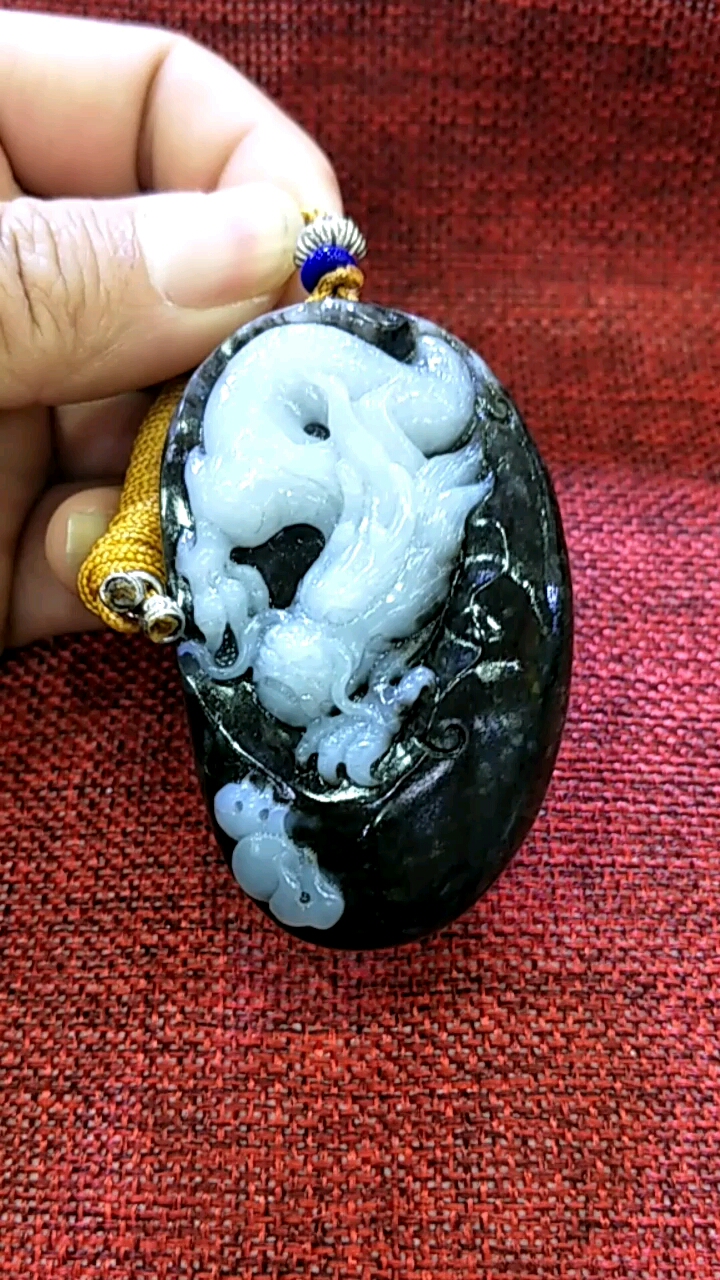 和田玉俄料原黑皮俏色龙行天下