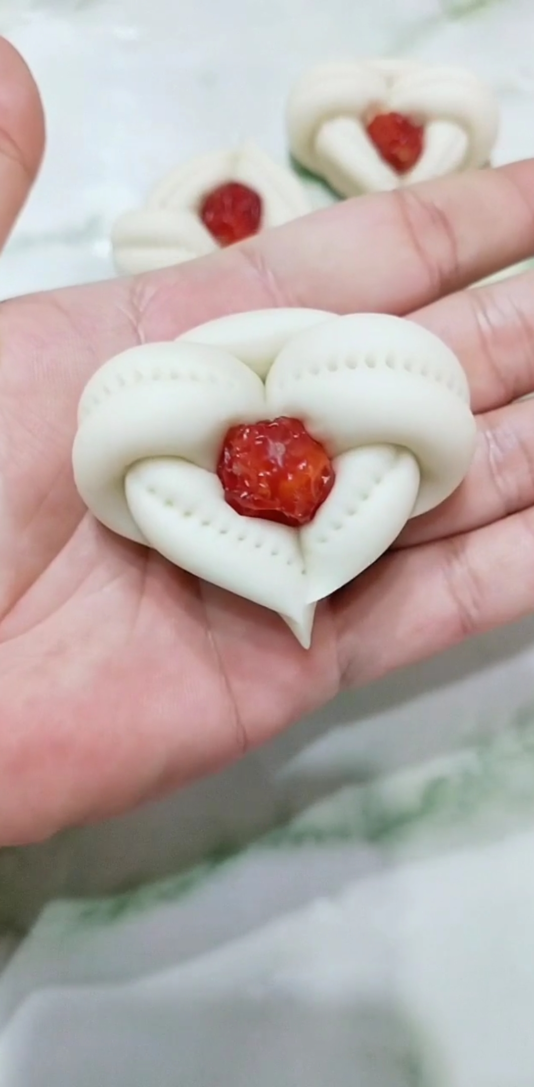 一点一点学面食#简单的爱心小馒头.满满的爱心送给家人.