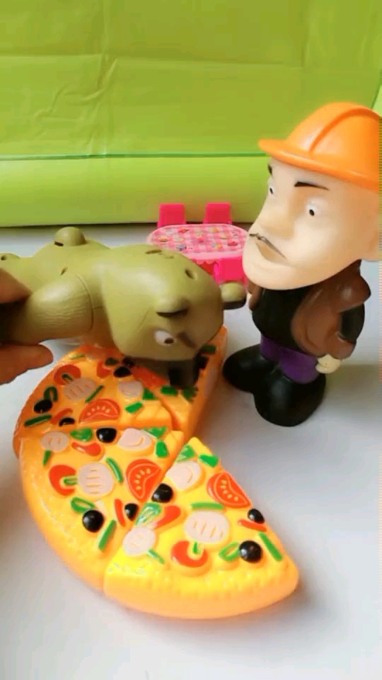 哈哈,光头强的披萨被熊二吃光啦!