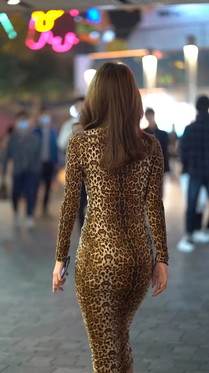 街拍美女#成熟女人穿豹纹,永远最吸引人