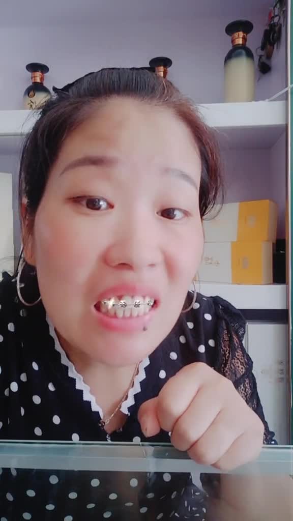 家里拆迁款下来了,镶了金牙,给你们看看,别给人家说.