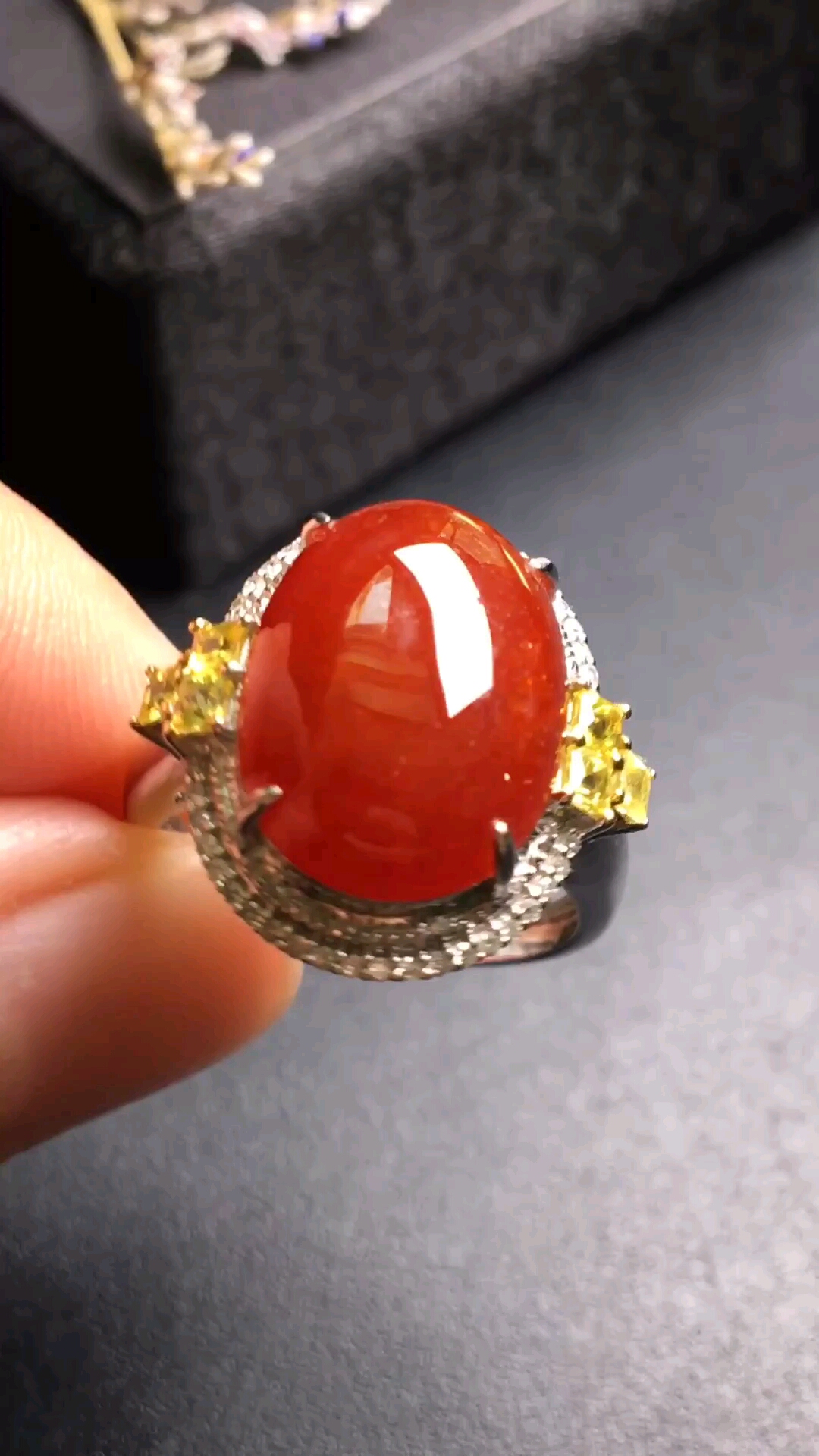 红翡戒指,色泽艳丽,玉质光滑,水润厚实