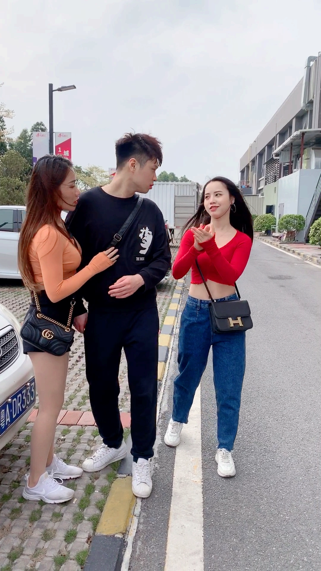 小区楼下偶遇前男友.