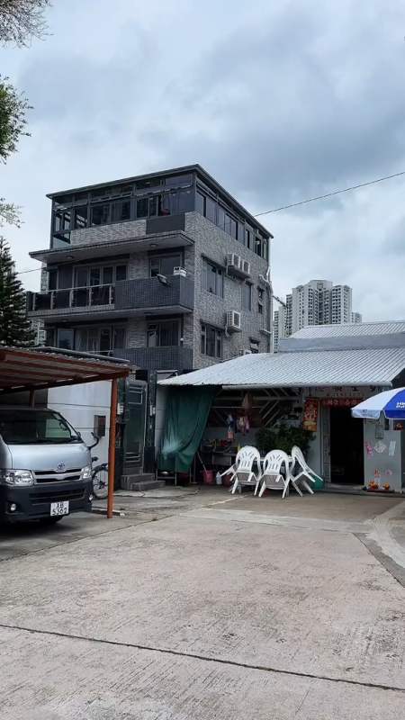 香港农村如果你是原居民,村里有土地,生男孩就有丁权,可以建三层丁屋