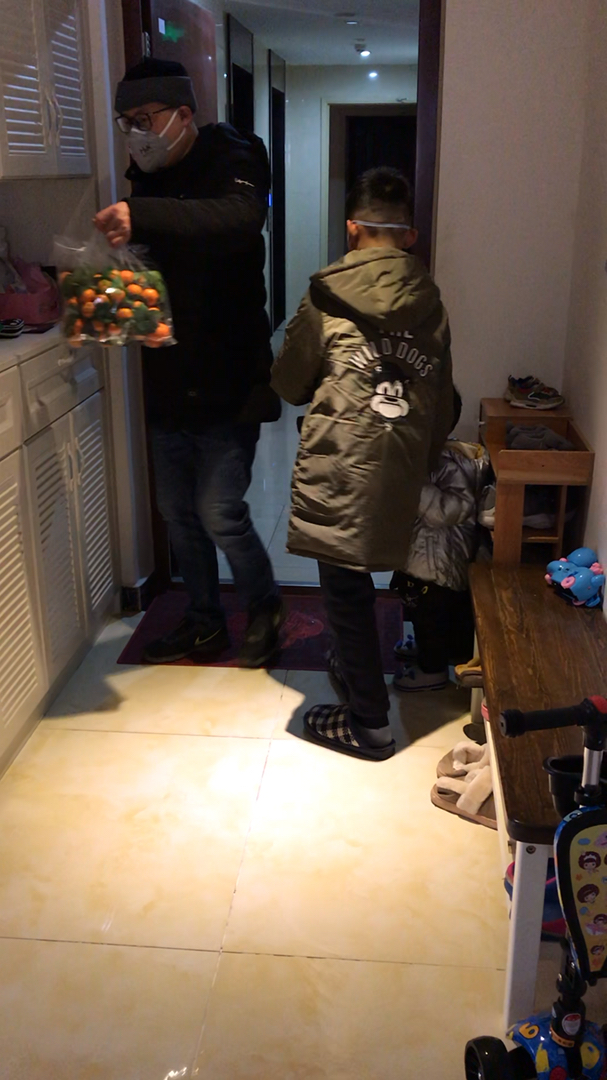 爱#开个门也得戴口罩哦,一岁多的小家伙也配合的戴上口罩给爸爸开门