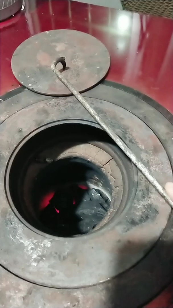 太冷了,烤炉子火