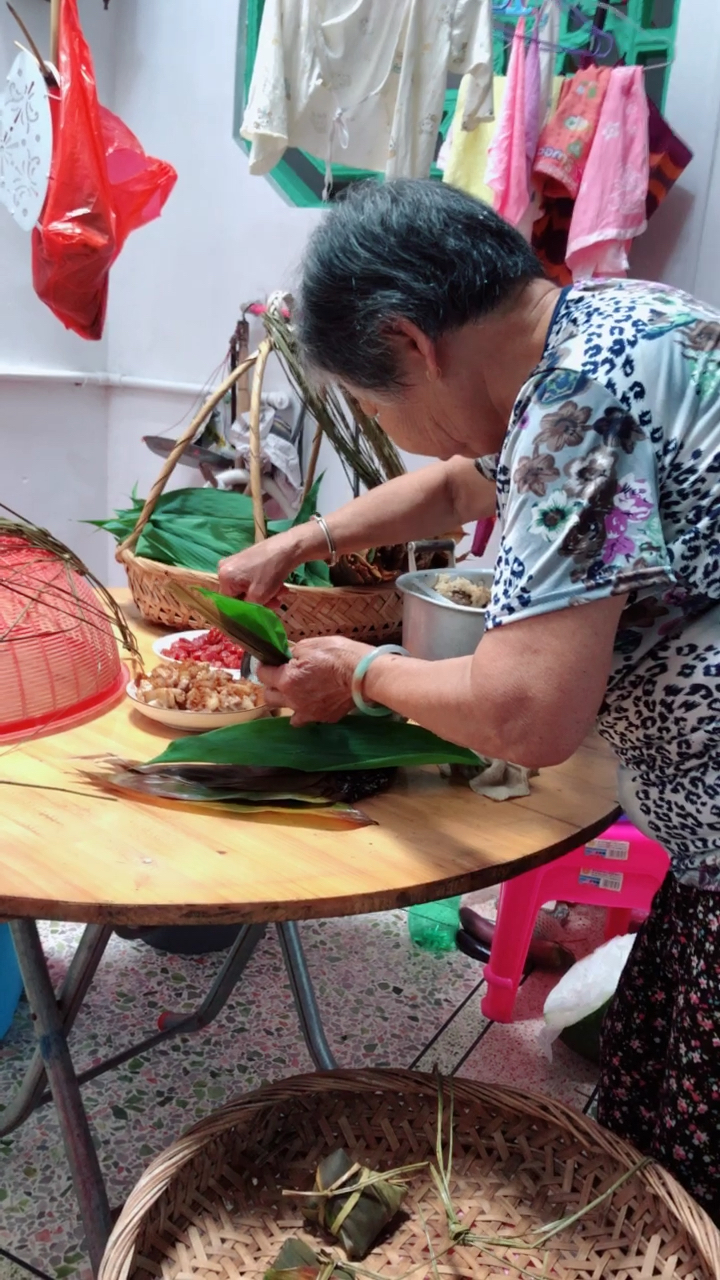 端午#奶奶正在包粽子