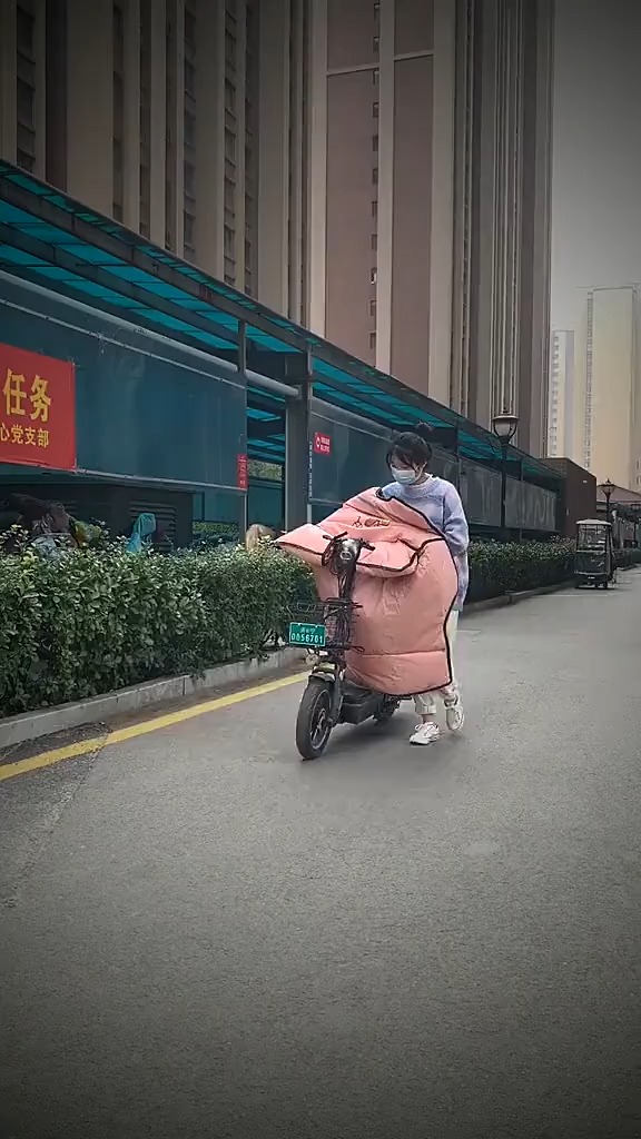 电动车上一定要备上这个辅助轮,车子没气的时候能继续骑