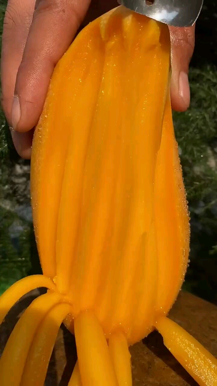 这就是今年的金煌芒皮薄核肉厚最重要的是价格还不贵(1)