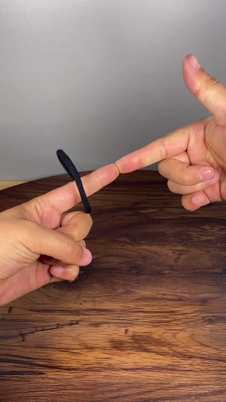 指尖对指尖,橡皮筋转圈圈!